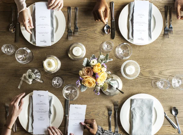 Gente cenando en un restaurante — Foto de Stock