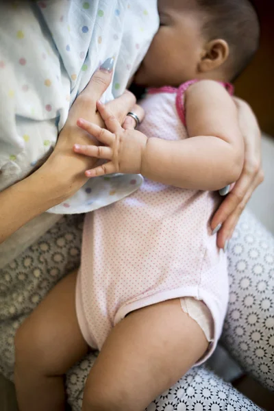 Moeder voeden pasgeboren baby — Stockfoto