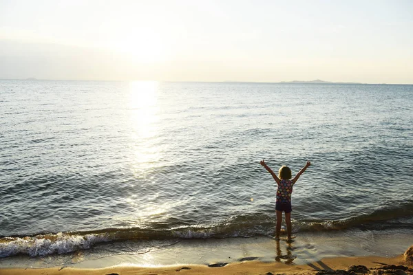 Ragazza in piedi sulla spiaggia — Foto Stock