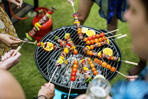 People cooking barbecue — Stock Photo, Image