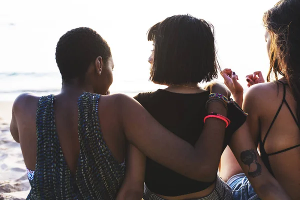 Mejores amigos sentados en la playa — Foto de Stock