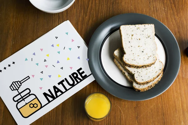 plaka üzerinde meyve suyu ve ekmek dilimleri