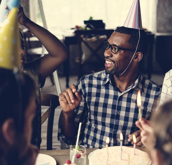 人々 がテーブルで誕生日を祝う — ストック写真