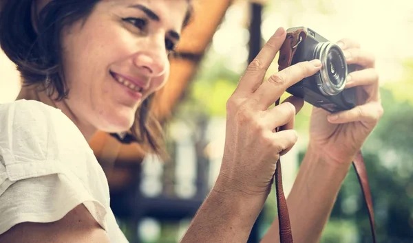 Жінка мандрівник з фотоапаратом — стокове фото