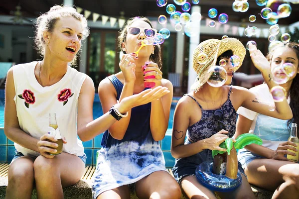 Donne diverse sedute a bordo piscina — Foto Stock