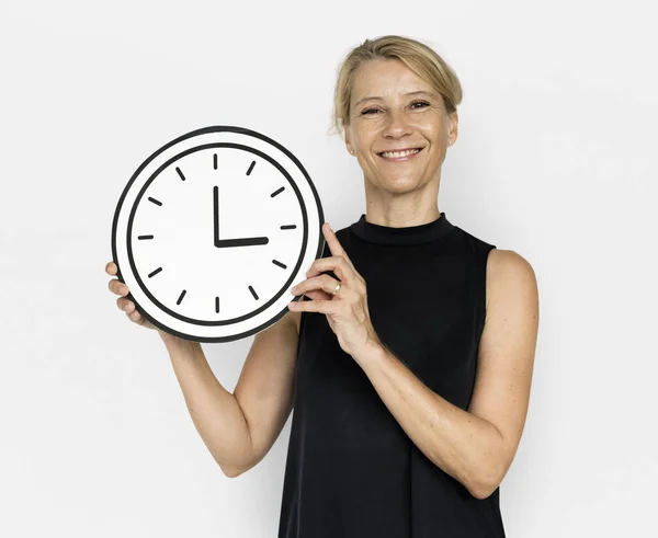 Kobieta trzyma papierowy zegar — Zdjęcie stockowe