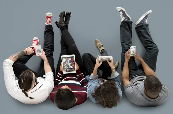 Menschen sitzen auf dem Boden — Stockfoto