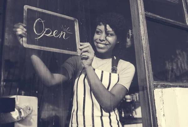 Αφρικανική γυναίκα στην ποδιά που εργάζονται στο κατάστημα — Φωτογραφία Αρχείου