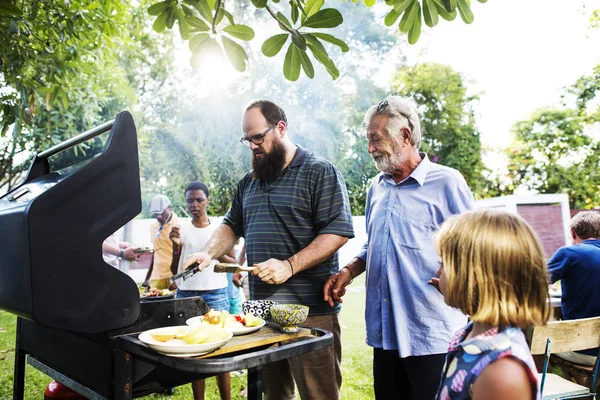 Familia teniendo fiesta barbacoa —  Fotos de Stock