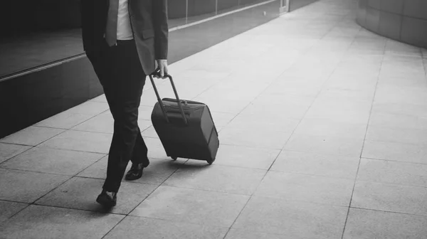 Persona de negocios caminando con equipaje —  Fotos de Stock