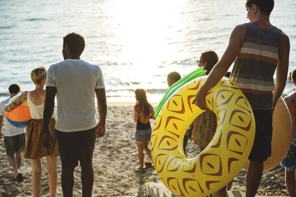 Amici a piedi fino alla spiaggia — Foto Stock