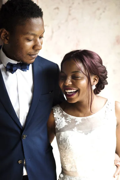 Afrikanischer Bräutigam und Braut — Stockfoto