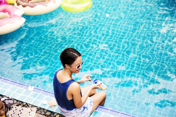 Vrouw ontspannen in de buurt zwembad — Stockfoto