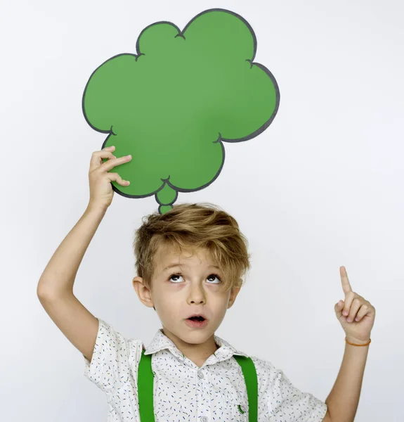 Мальчик держит пузырь речи над головой — стоковое фото