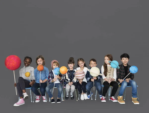 Enfants tenant des planètes du système solaire — Photo