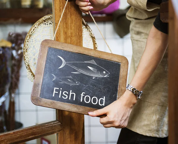 Kellnerin mit leerem Schild im Café — Stockfoto