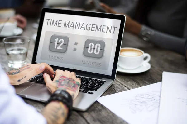 Frau arbeitet am Laptop — Stockfoto