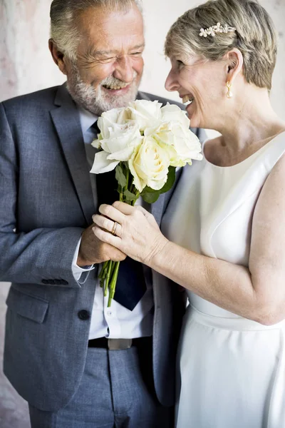 Senior jonggehuwde paar op bruiloft — Stockfoto
