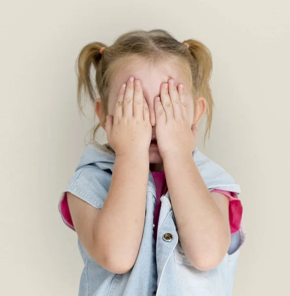 Malá dívka pokrývající obličej — Stock fotografie