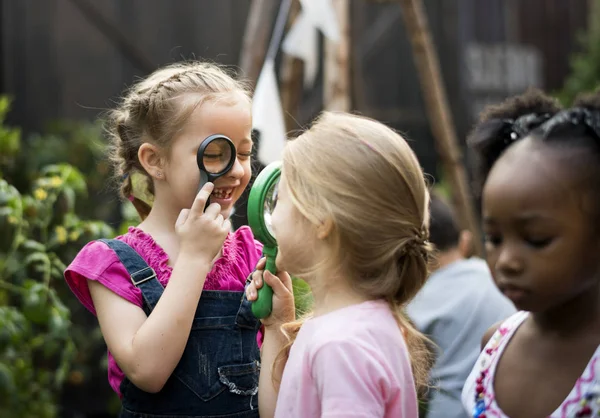Barn håller förstoringsglas — Stockfoto