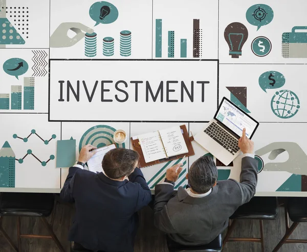 laptop ile çalışan takım elbiseli erkekler