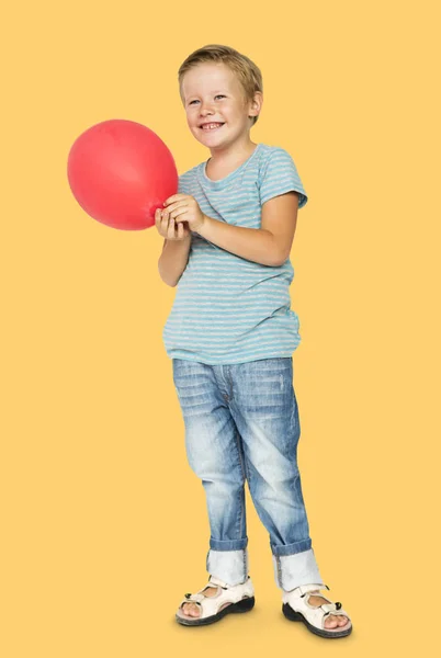 Junge mit rotem Luftballon — Stockfoto