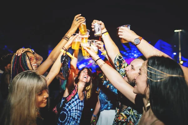 Amigos gostando de festival de música — Fotografia de Stock