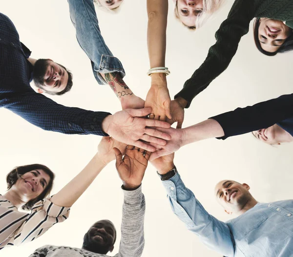 Des gens qui se tiennent les mains ensemble — Photo