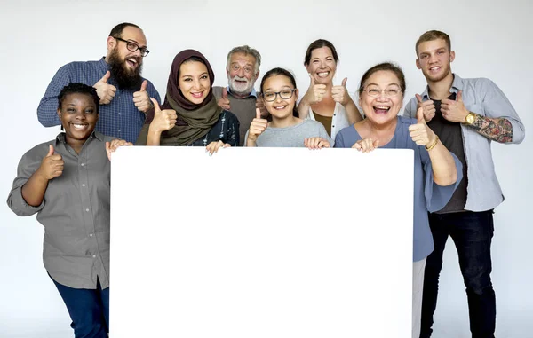 Gente sosteniendo la cartelera — Foto de Stock