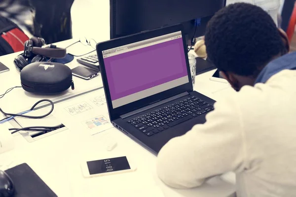 Afrikaanse man met laptop op het werk — Stockfoto