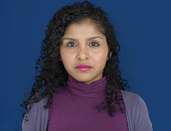 Mulher séria com cabelo encaracolado — Fotografia de Stock