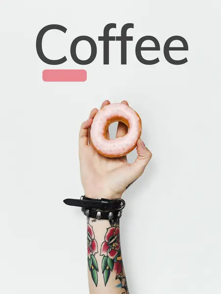 Frau hält rosa Donut in der Hand — Stockfoto