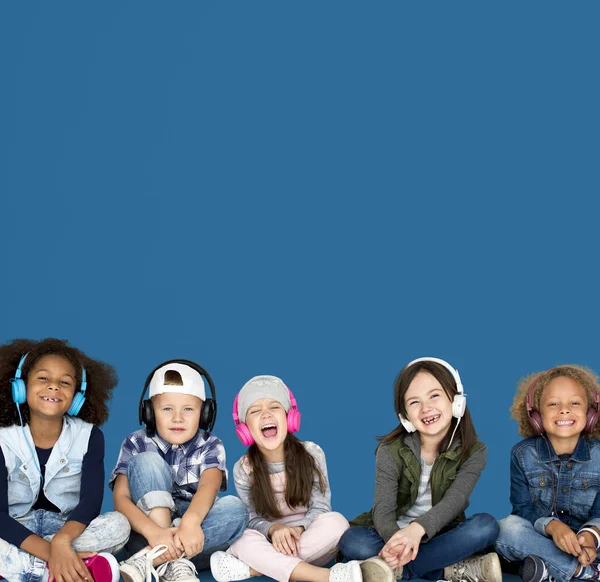Multikulti-Kinder mit Kopfhörern — Stockfoto