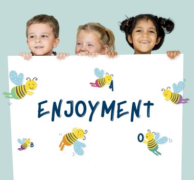 Çocuk afişini saklanıyor