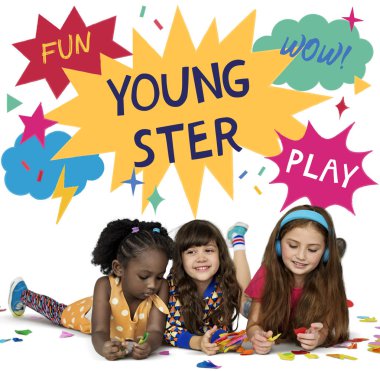 birlikte oynayan çok ırklı kızlar