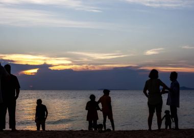 Kumsalda duran insanlar