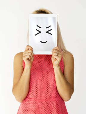 Dijital tablet ile yüz kapsayan kişi