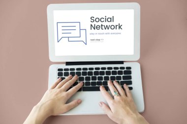 Eller dizüstü bilgisayarda çalışıyor