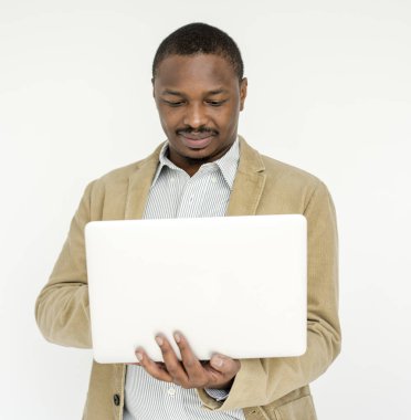 dizüstü bilgisayar kullanan adam