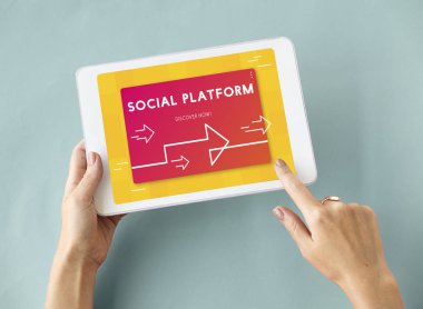 kişi holding dijital tablet