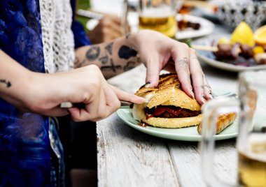  kadın kesme burger tablo