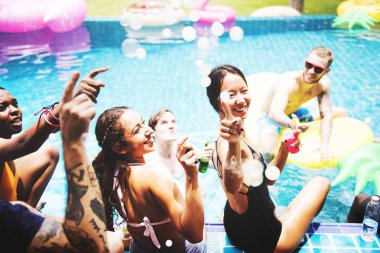 havuz kenarında zevk çeşitlilik arkadaşlar