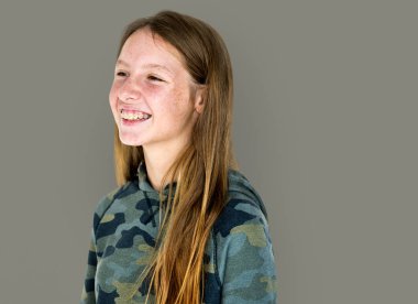 Stüdyoda gülümseyen kız