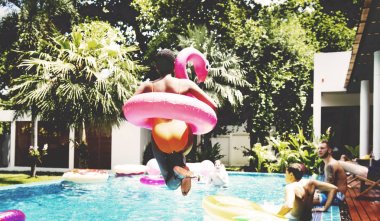 Havuza atlama kadın