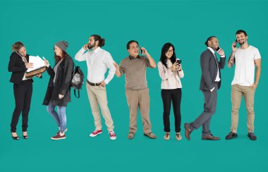 ayakta ve telefon kullanarak çeşitlilik insanlar