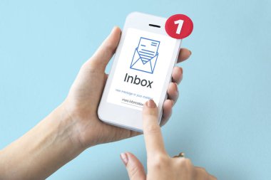 Akıllı telefon kullanan kişi.