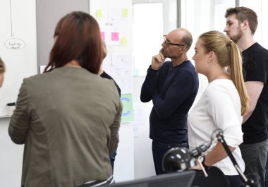 Yaratıcı insanlar proje planını tartışıyor