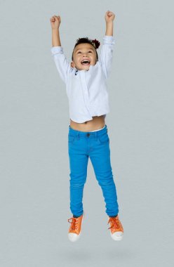 küçük çocuk atlama