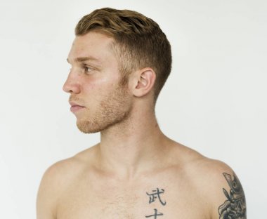 çıplak göğüs ile ciddi adam