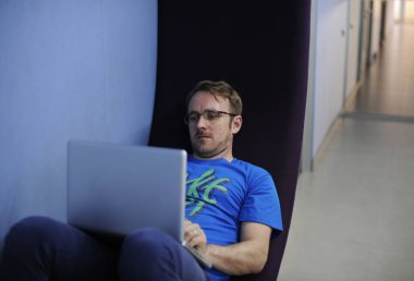 Laptop notebook ile çalışan adam